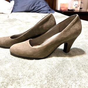 AEROSOLES Classic Grey Suede Heels